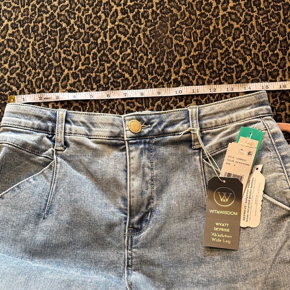 Light Wash Wide Leg Women’s Jeans - Picture 13 of 13